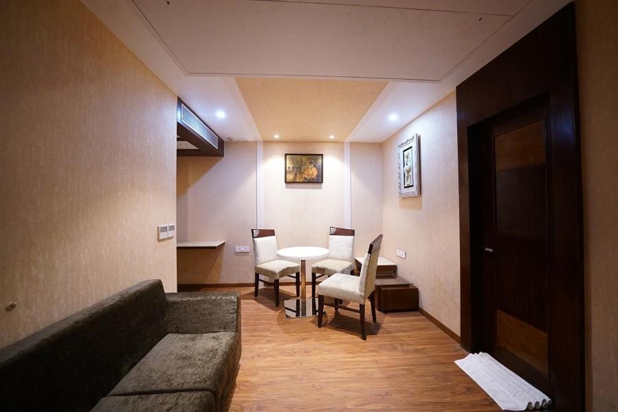 Square Inn Hotel,Bénarès Extérieur photo